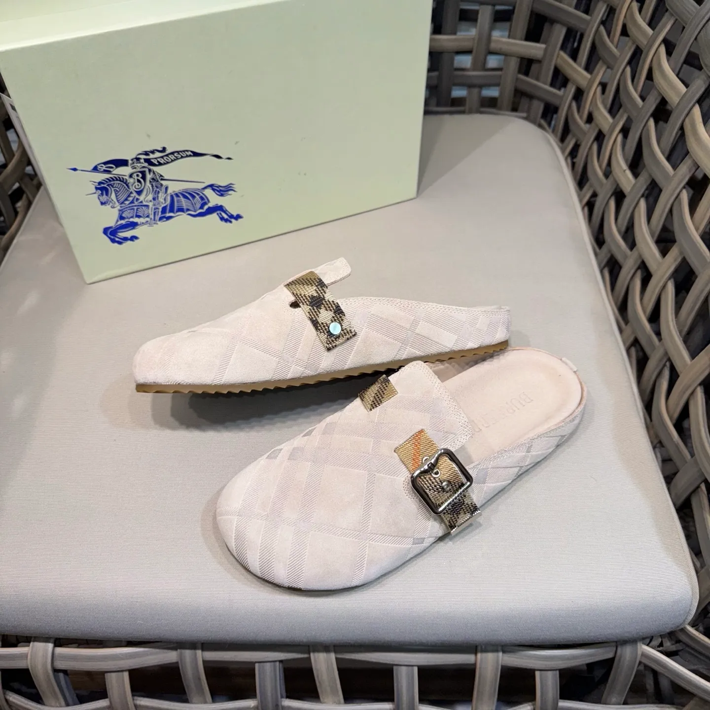 Men's Men's Shoes 💰360 [New Style] 🐝🐝Burberry New Burberry - Men's Checked Leather Urchin Half-Flop Sandal Made of soft suede cowhide and calfskin, these half-flop sandals feature an adjustable B-shaped buckle strap and are decorated with the signature sand-colored Burberry check in jacquard worsted. The upper wraps around the midsole and is paired with a sole made of the same upper material with an embossed logo on the heel and a wavy rubber outsole embellished with the Burberry lettering. Fashionable and casual! Comes with full set of original packaging dust bag! Code number: 39-40-41-42-43-44 standard code (38/45 can be customized and returns and exchanges are not supported)